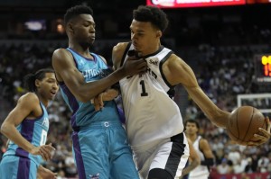  文班亚马当选年度最佳新秀并入选一阵  