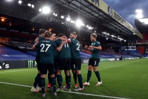  纽卡斯尔联主场雨战与利物浦握手言和