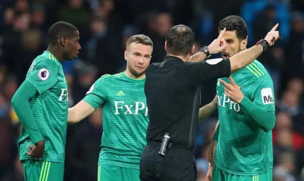  德甲出现争议红牌主裁判判引广泛讨论  