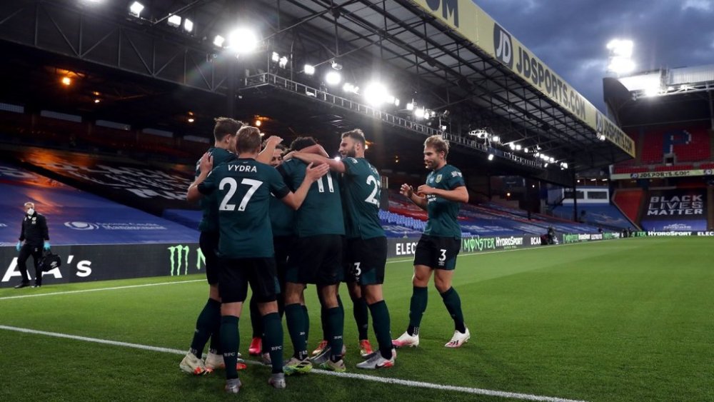  纽卡斯尔联主场雨战与利物浦握手言和