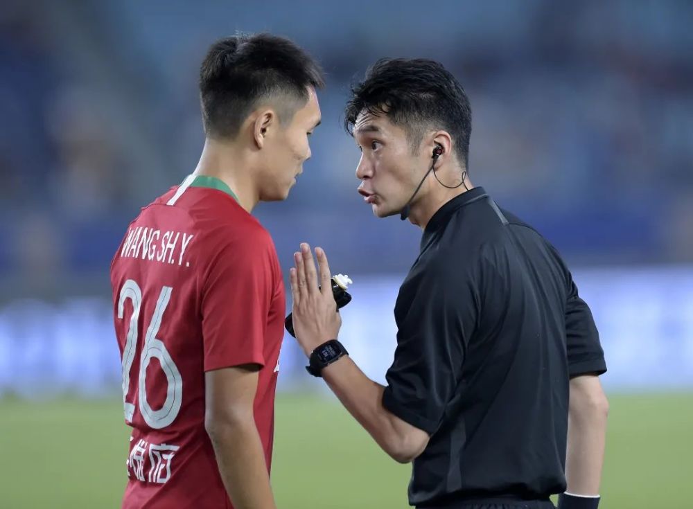 ,意大利国家德比裁判判罚引风波,VAR介入改变战局走向  